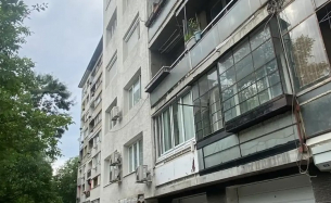 Бутилки (празни) летят по минувачи в този квартал на София, за малко да убият дете