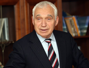 Между дисидентството и президентството