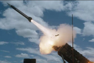 Там, над облаците и морето, Буревестникът се реее гордо!