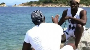 Родна порно звезда скандализира Гърция: Практикува занаята на плаж с двама африканци, а полицаи идват и... Видео