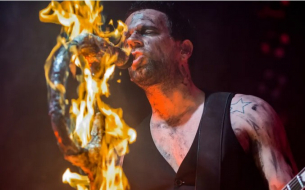 Стотици протестираха срещу певеца на Rammstein Тил Линдеман пред операта в Лайпциг