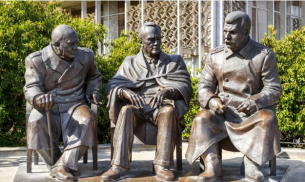 1 декември 1943 г. В Техеран Рузвелт, Сталин и Чърчил решават съдбата на Хитлер