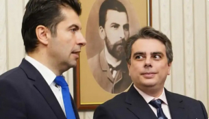 Напрежение между Асен Василев и Кирил Петков, тече тотална чистка във...