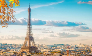 &quot;Детелини&quot; на баба Лили Иванова отново е хит, но във френски бар