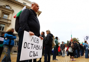 Страхът, че &quot;пенсиите ще станат наполовина&quot;. &quot;Възраждане&quot; проведе протест срещу еврото