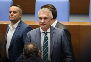 Трима от групата на Доган го предадоха на вота