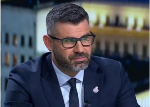 Урсула пристига в неориентираните колонии. Целта: да подготви почвата за интересите на немските и френските производители на оръжие