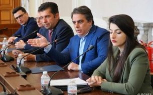 Петков, Василев и Бориславова отидоха на разпит в КПК, посрещнаха ги с протест