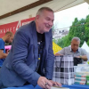 Гигантска опашка за автограф от Георги Господинов пред НДК
