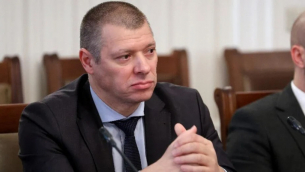 Пеевски и ГЕРБ спасиха шефа на КПКОНПИ