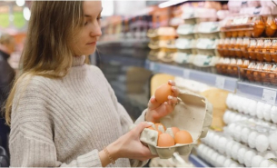 Какво се случва с престоялите яйца в магазина и как да ги познаем