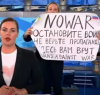 Жена с плакат срещу войната в студиото на руския „Първи канал”
