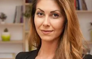 Анна Адамова, чиито снимки бяха качени в сайт за проститутки от съдия, повдигна завесата по случая