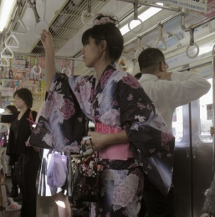 Чикан - перверзниците от японското метро, които изкарват хиляди долари