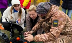 Военен експерт: Мобилизирани украинки управляват дронове на фронта