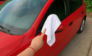 Какво означава бяла кърпа, поставена на огледалото на колата?