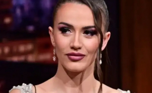 Ергенката Дениз подпали мрежата със секси полуголи