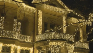 Бижуто на София: Къщата с ягодите блесна с коледна украса