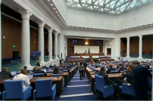 От властта да си! Вижте заплатите на Бойко Борисов, Радев, Костадинов и други политици