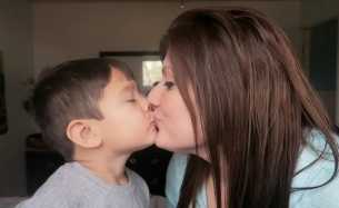 Сексолог: Не целувайте детето по устните, след като стане на 6