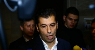 Ментето Кирил Буратино Петков направи жалък опит да се пребоядиса като привърженик на Тръмп