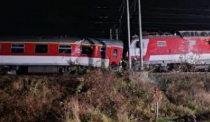 11 души са в болница след сблъсък на влакове в Словакия