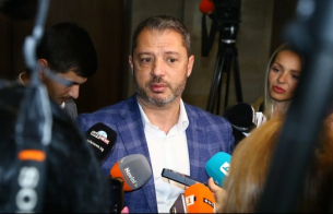 Делян Добрев направи на нищо &quot;бояджиите&quot; от &quot;Възраждане&quot;: Никой не ходи на почивка в Сочи
