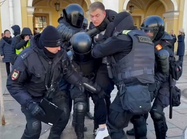 Русия: премии за полицаите, ако изпратят задържани на война