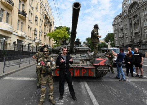 На Запад приближава гражданска война, подхранвана от етнически бунтове, социален срив и крах на 