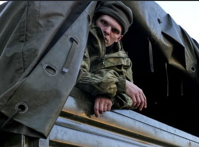 Защо военната служба в Русия прилича на затвор